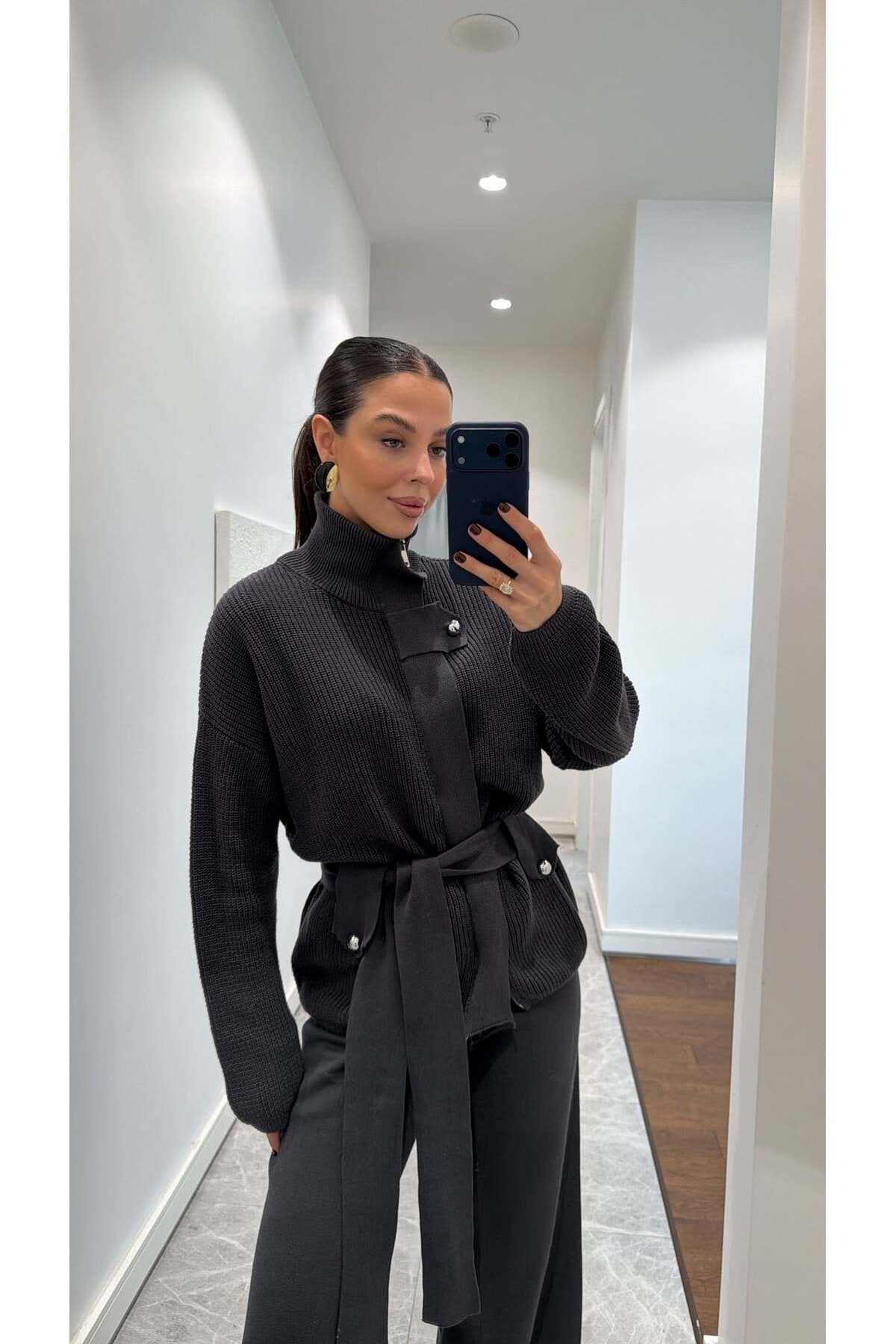 DİK YAKALI KUŞAKLI TRİKO TAKIM