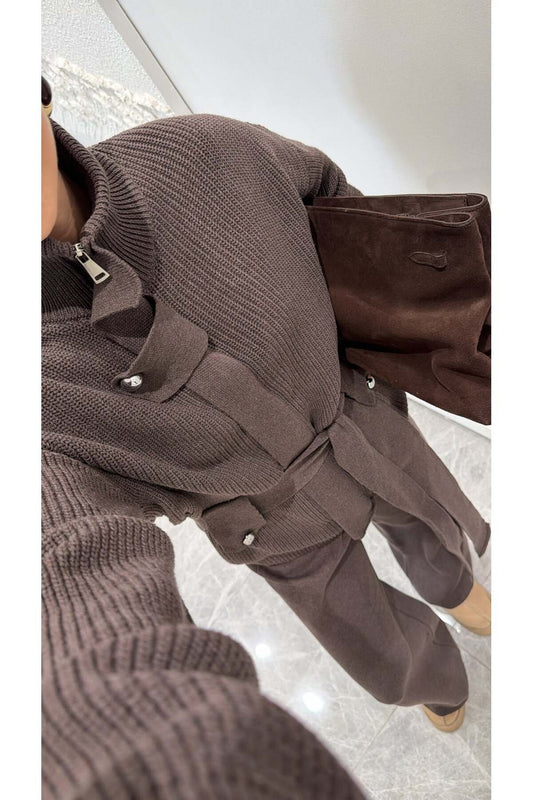 DİK YAKALI KUŞAKLI TRİKO TAKIM