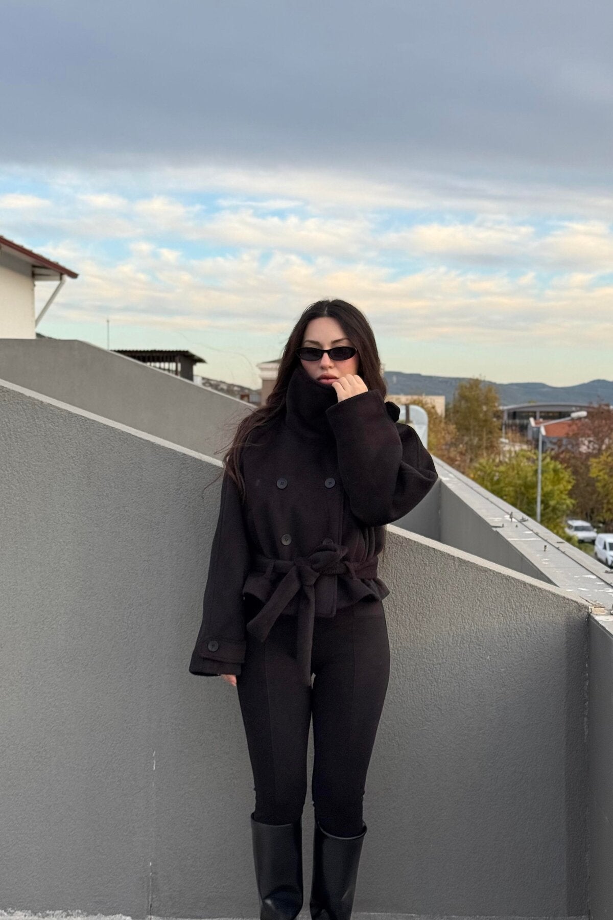 KADIN DİK YAKA DÜĞME DETAY KAŞE KUŞAKLI KABAN CEKET