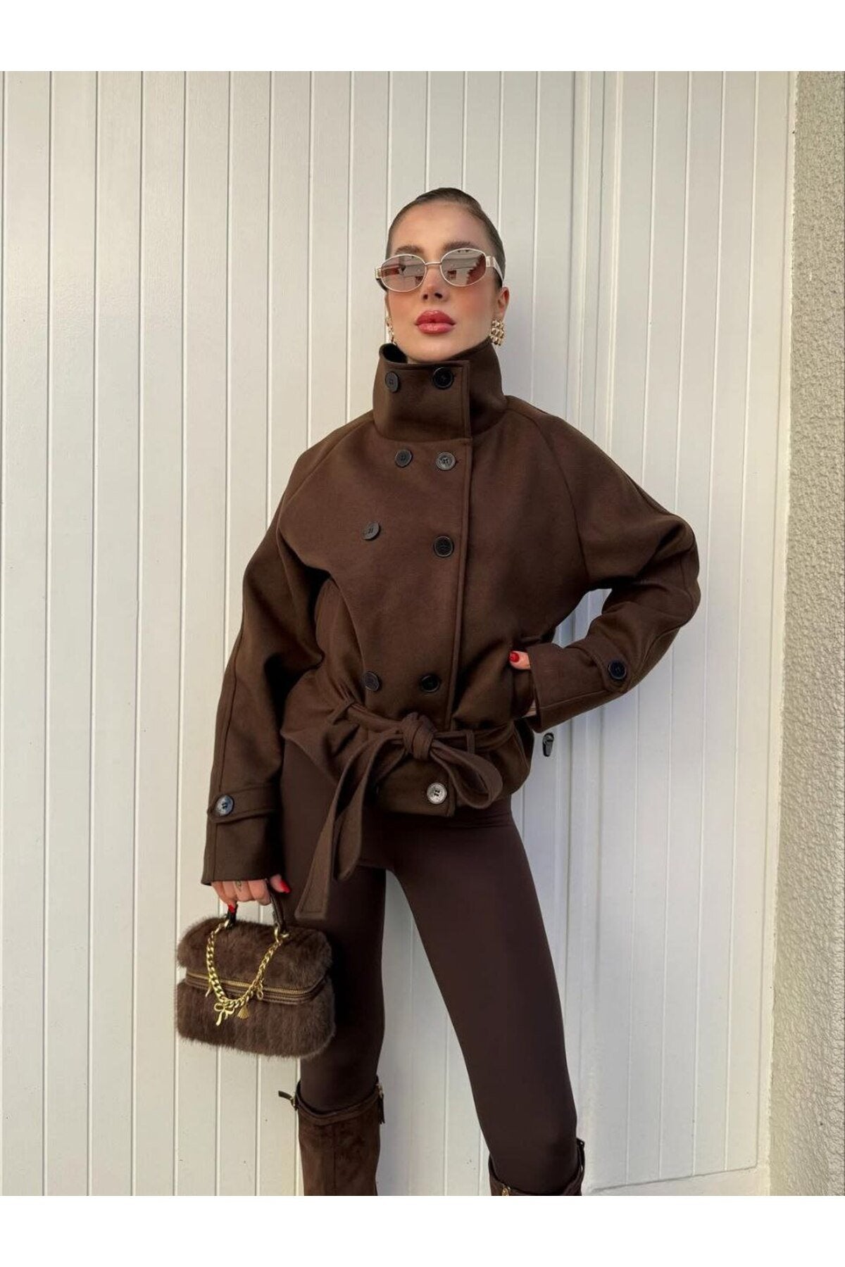 KADIN DİK YAKA DÜĞME DETAY KAŞE KUŞAKLI KABAN CEKET