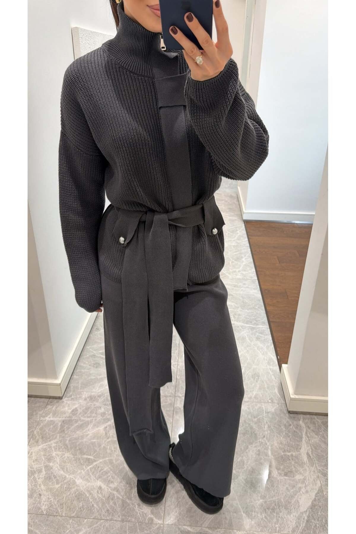 DİK YAKALI KUŞAKLI TRİKO TAKIM