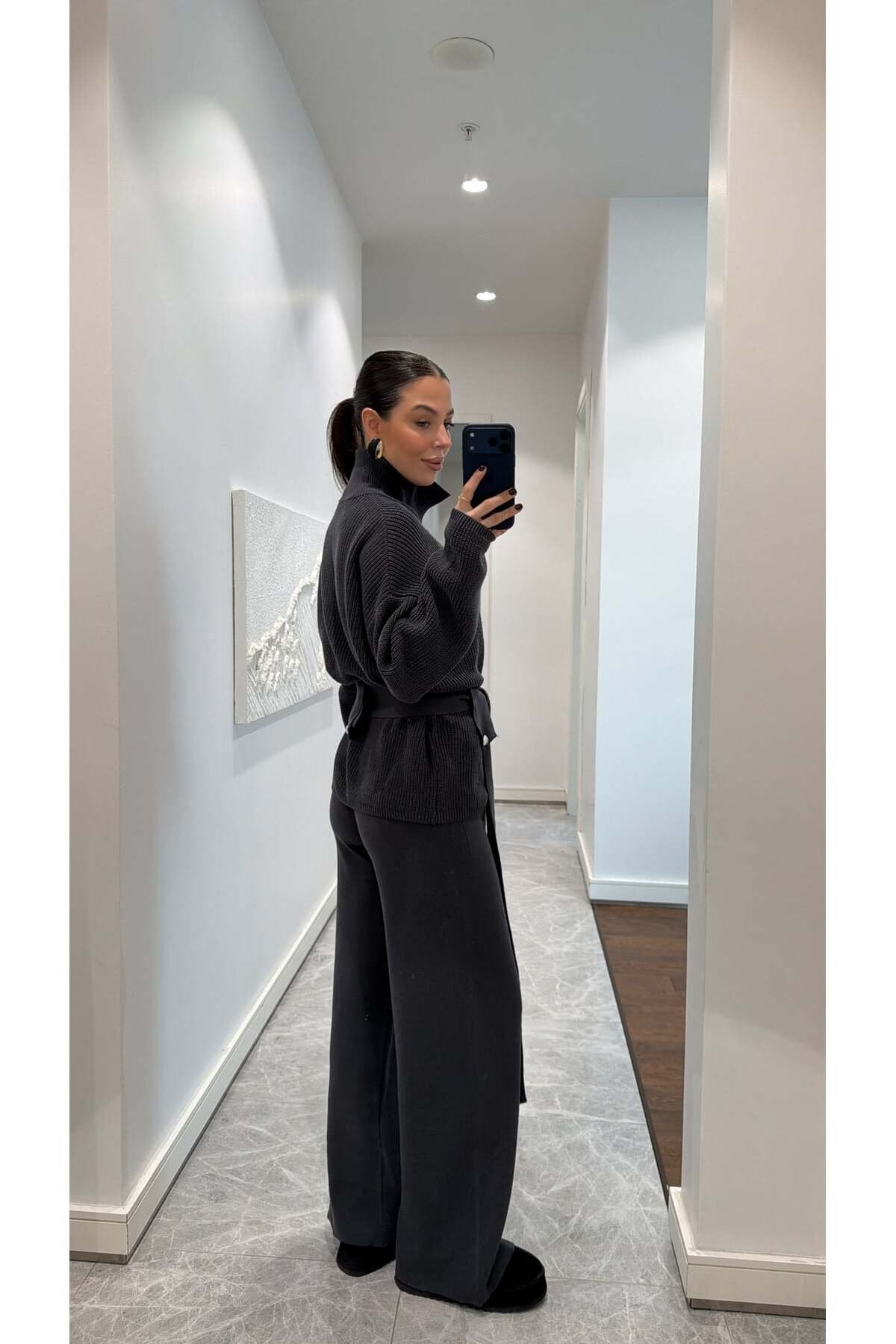 DİK YAKALI KUŞAKLI TRİKO TAKIM