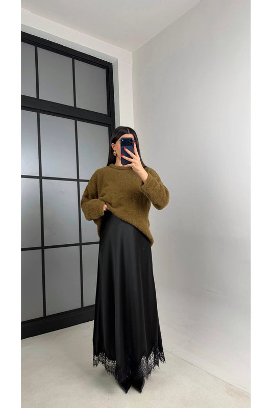 Kadın Siyah Dantel Detaylı Saten Kloş Etek