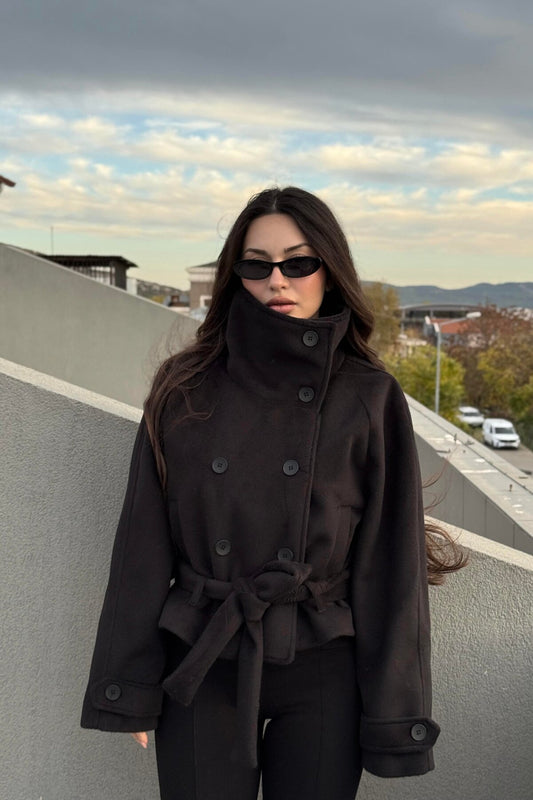 KADIN DİK YAKA DÜĞME DETAY KAŞE KUŞAKLI KABAN CEKET