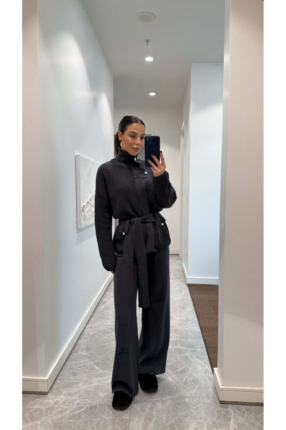 DİK YAKALI KUŞAKLI TRİKO TAKIM