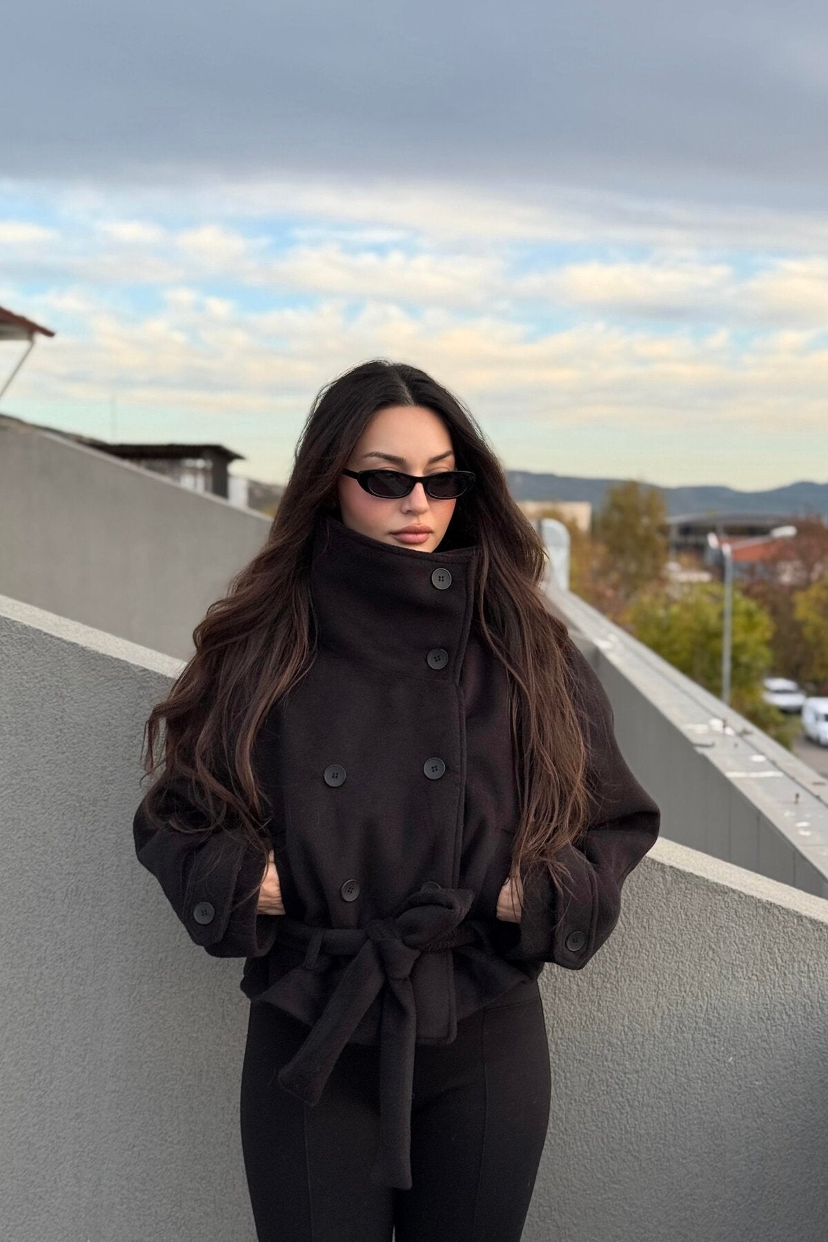 KADIN DİK YAKA DÜĞME DETAY KAŞE KUŞAKLI KABAN CEKET