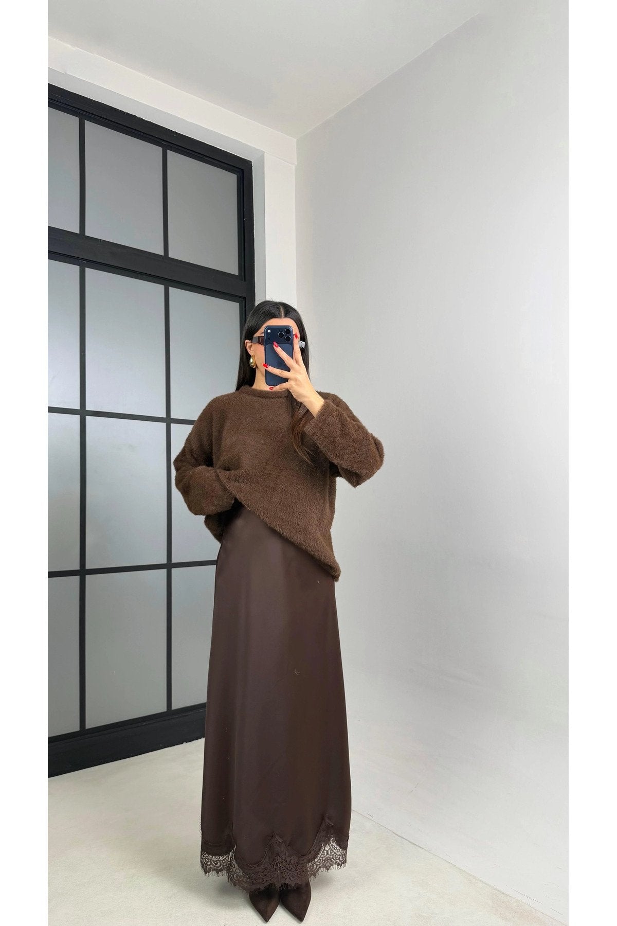 Kadın Siyah Dantel Detaylı Saten Kloş Etek