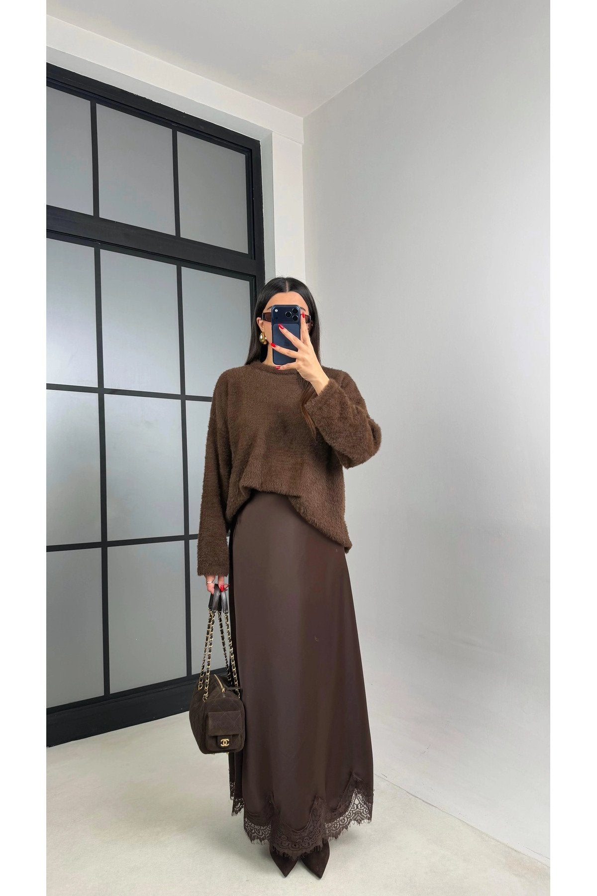 Kadın Siyah Dantel Detaylı Saten Kloş Etek