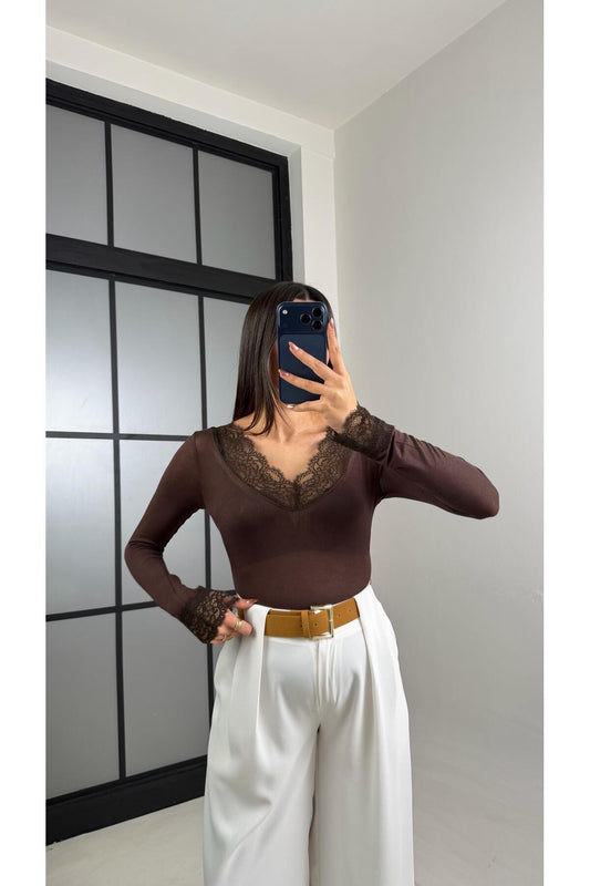 Acı Kahve Dantel Detaylı Kaşmir Dokulu Bluz GAUS-01094