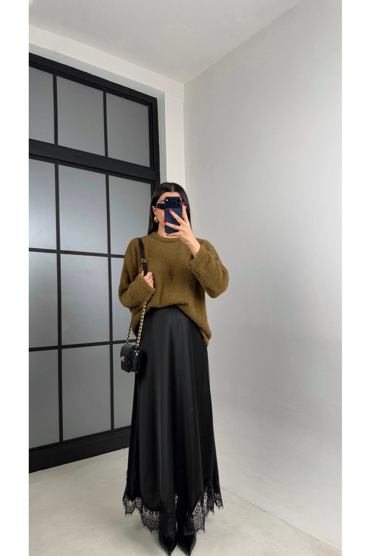 Kadın Siyah Dantel Detaylı Saten Kloş Etek