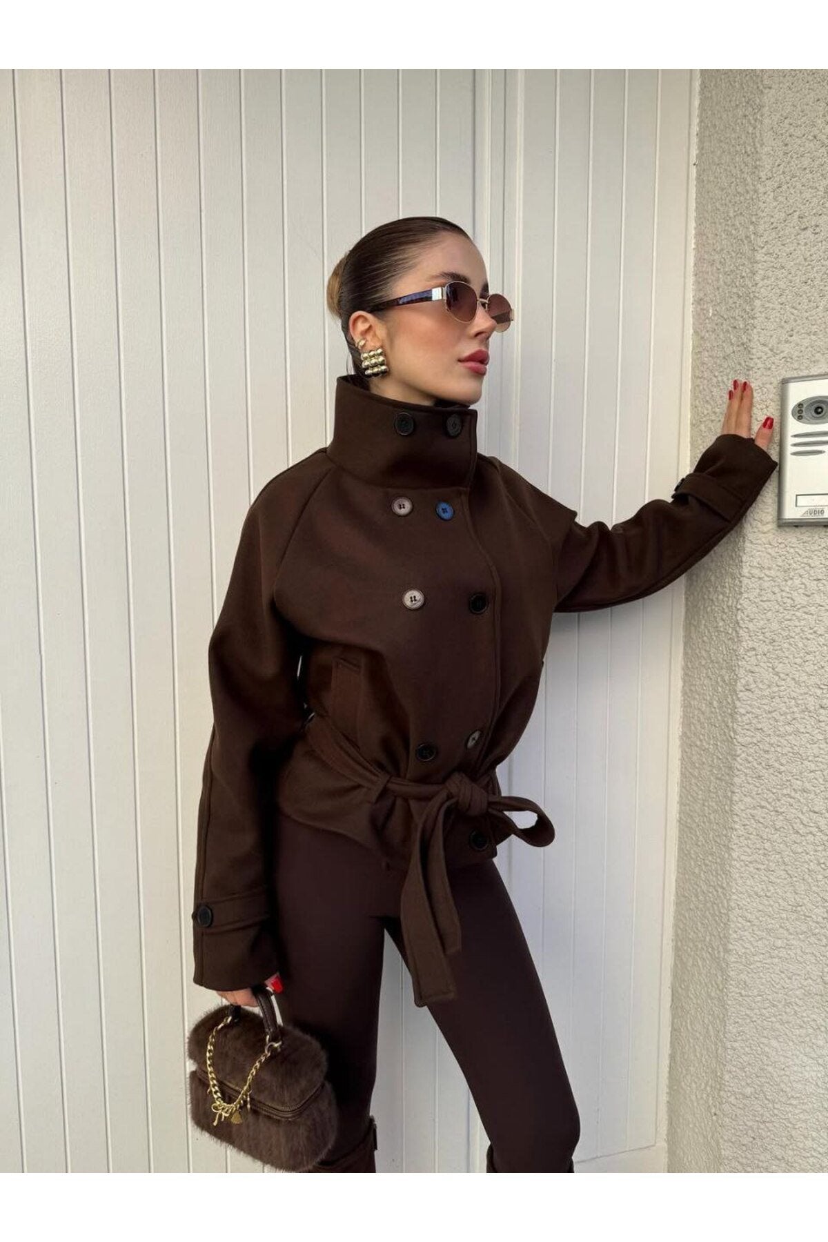 KADIN DİK YAKA DÜĞME DETAY KAŞE KUŞAKLI KABAN CEKET