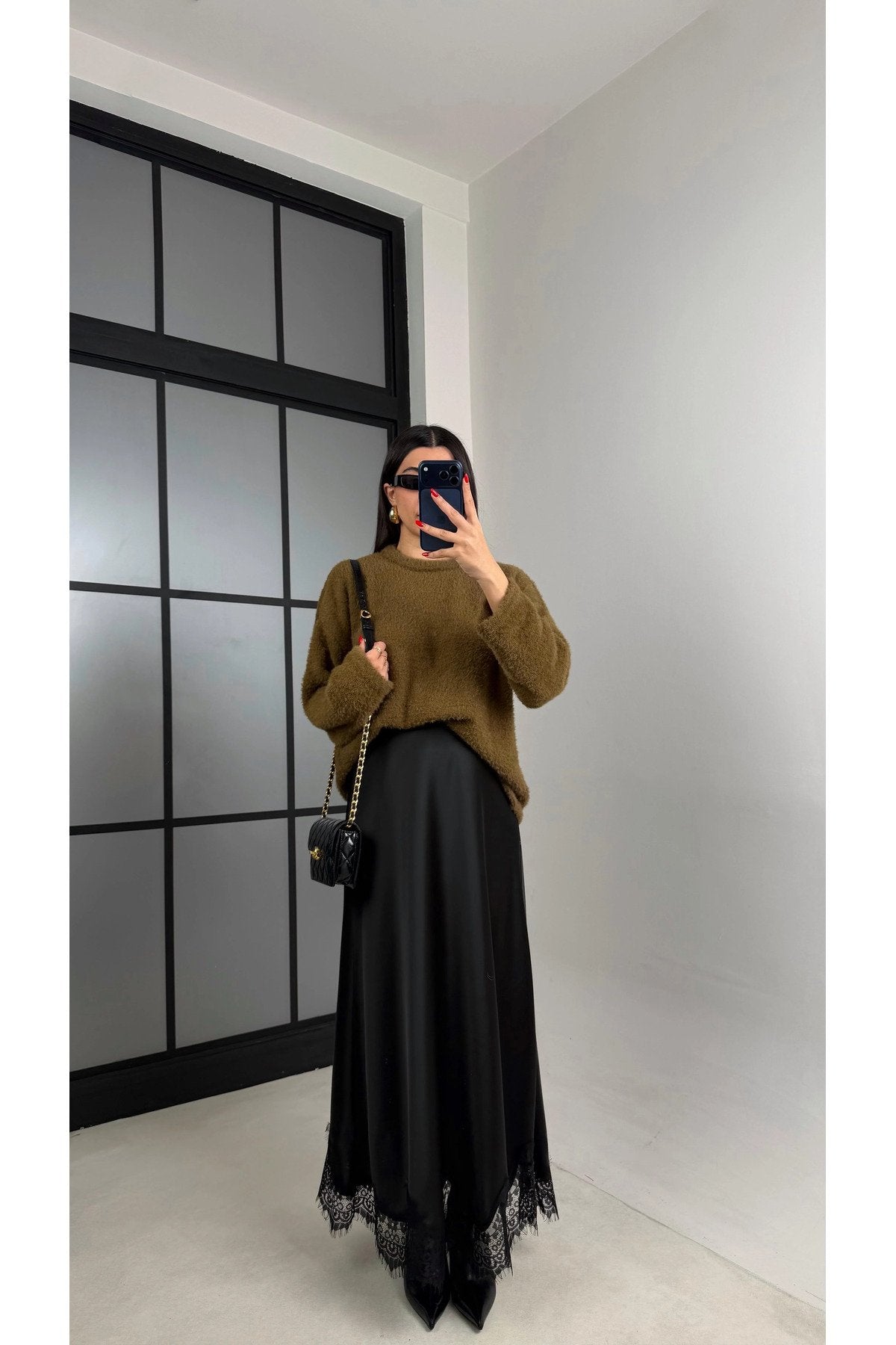 Kadın Siyah Dantel Detaylı Saten Kloş Etek