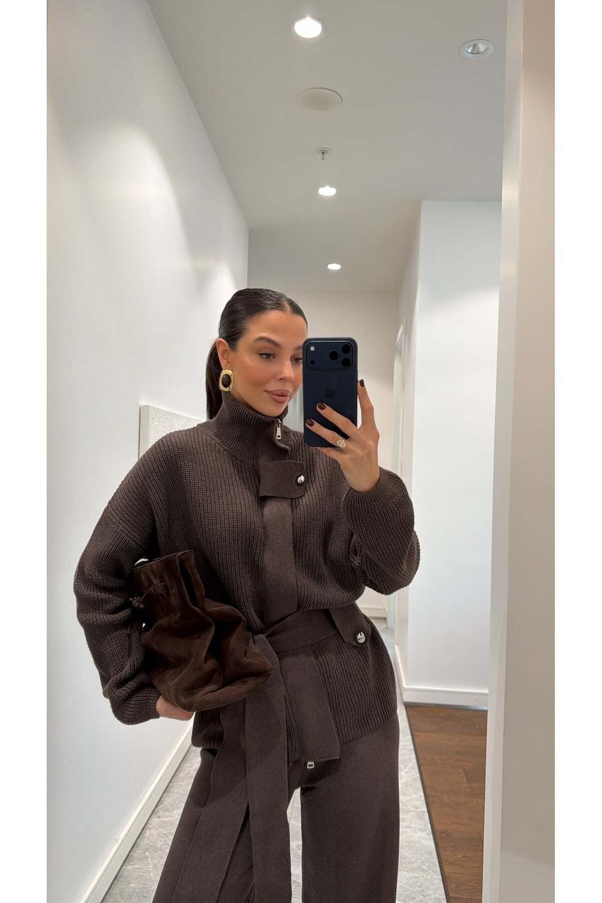 DİK YAKALI KUŞAKLI TRİKO TAKIM