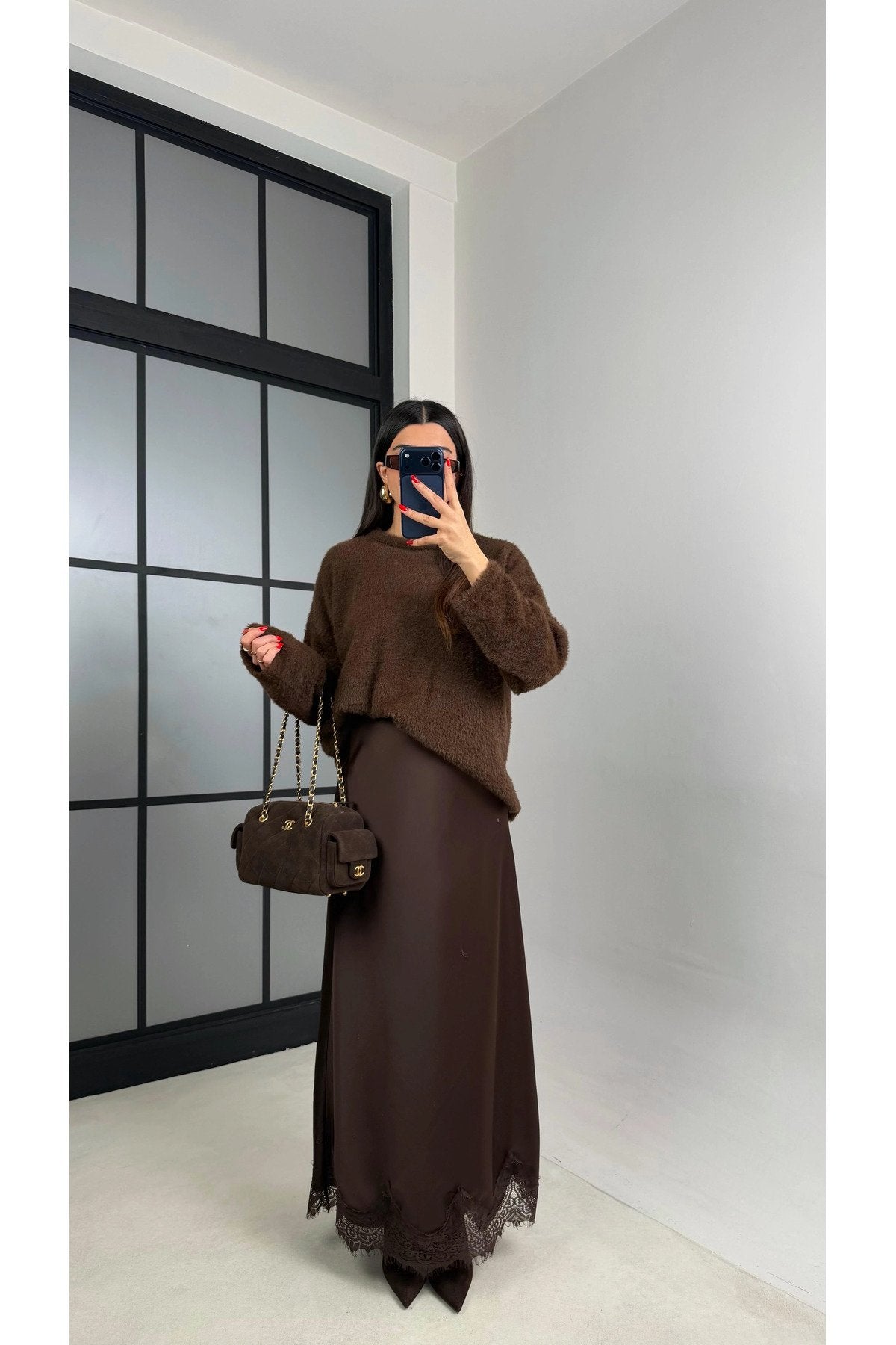 Kadın Siyah Dantel Detaylı Saten Kloş Etek