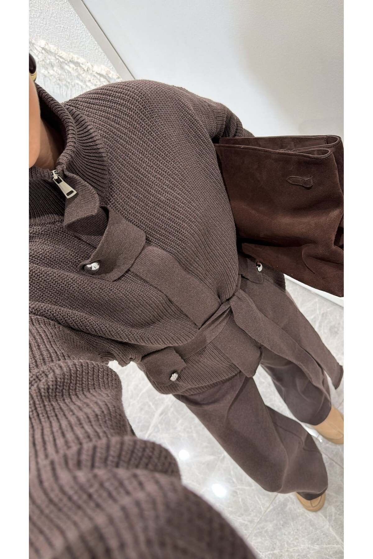 DİK YAKALI KUŞAKLI TRİKO TAKIM