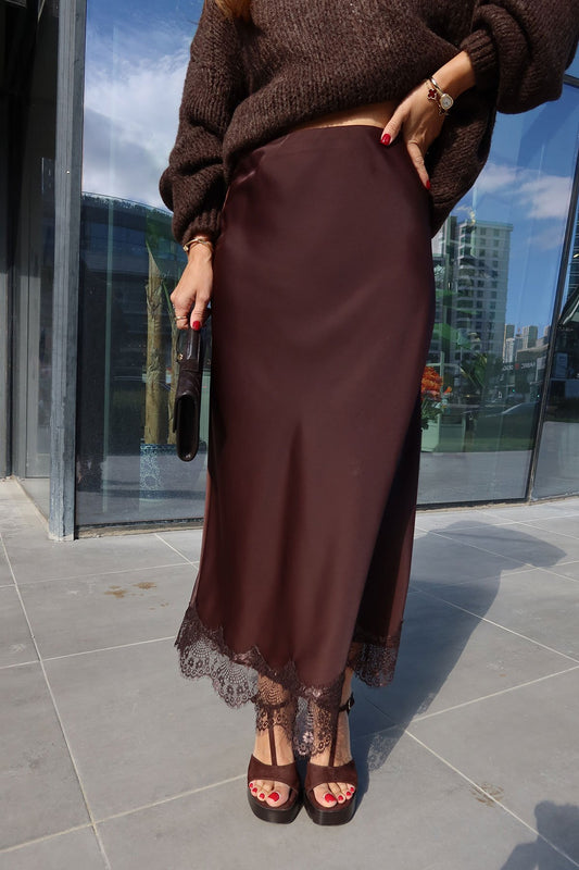 Kadın Acı Kahverengi Arkadan Yırtmaçlı Ucu Dantel Saten Etek
